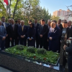 BAHCELI-TURKESIN-MEZARINI-ZIYARET-ETTI_1333118_396071.jpg