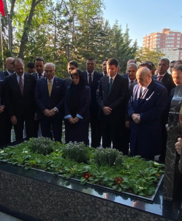 BAHCELI-TURKESIN-MEZARINI-ZIYARET-ETTI_1333118_396071.jpg