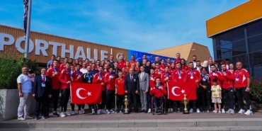 BAKAN-BAKTAN-MILLI-KARATECILERE-TEBRIK_1330680_395354.jpg