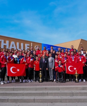 BAKAN-BAKTAN-MILLI-KARATECILERE-TEBRIK_1330680_395354.jpg