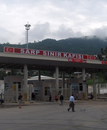 Sarp_Sinir_Kapisi_-_panoramio.jpg