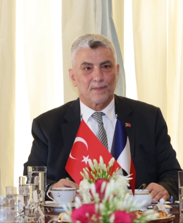 TICARET-BAKANI-OMER-BOLAT-FRANSADA_1341505_398446.jpg