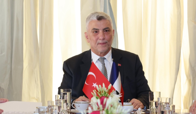 TICARET-BAKANI-OMER-BOLAT-FRANSADA_1341505_398446.jpg